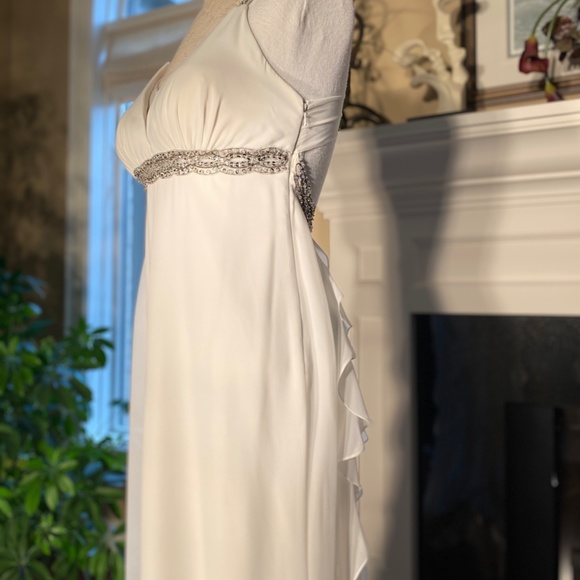 🌻SOLD🌻🌻🌻LAURA PETITES~Gown with Sequin and Ruffle Detail - Picture 12 of 15